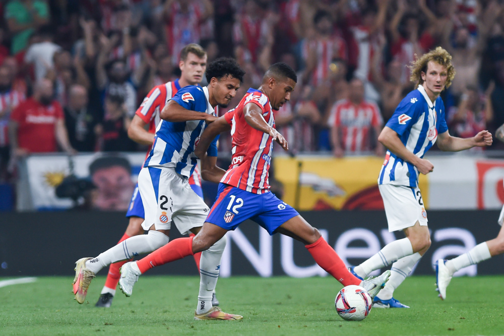 凯恩回应与巴萨传闻：我没和任何人接触，现在在拜仁很开心（凯恩谈巴萨传闻：未与任何人接触，在拜仁过得很开心）