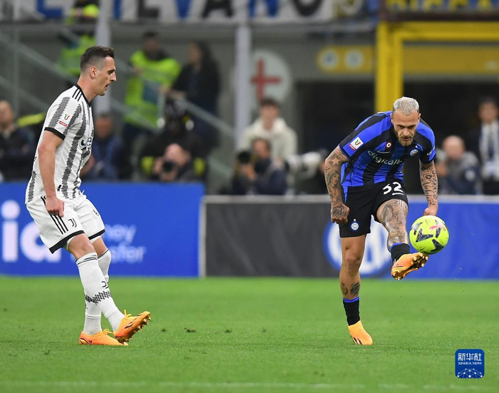 中外球员对待球迷的态度差距真大！（中外球员对球迷态度差异明显）