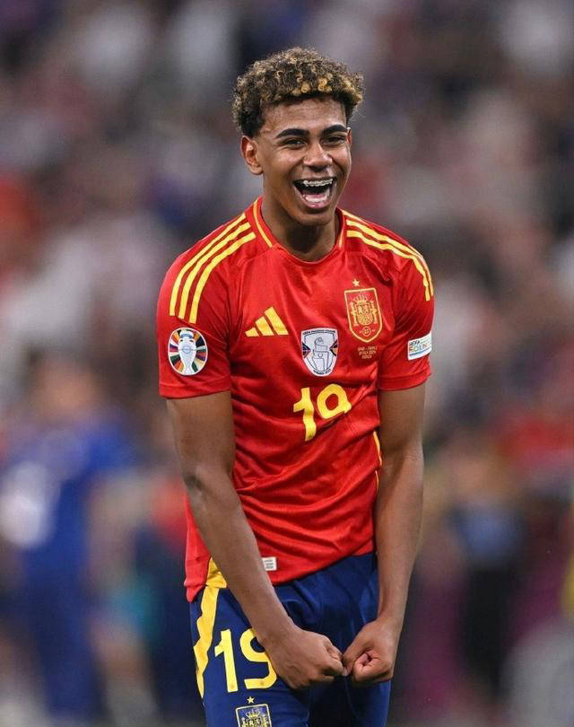 2026世界足坛不乏看点：金球奖竞争群雄并起，世界杯扩军诸强逐冠（2026足坛看点十足：金球奖群雄逐鹿，扩军世界杯诸强冲冠）