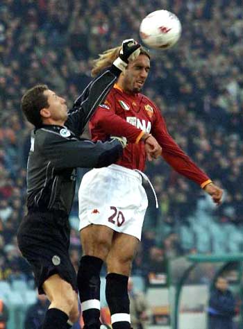 斯帕莱蒂在圣诞晚宴上和老板埃尔坎热烈交谈，洛卡特利也在主桌作陪（圣诞晚宴上，斯帕莱蒂与老板埃尔坎热聊，洛卡特利同坐主桌）