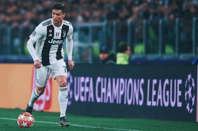 足球国足球员获赞：比赛态度专业（国足队员获赞：以专业态度投入比赛）