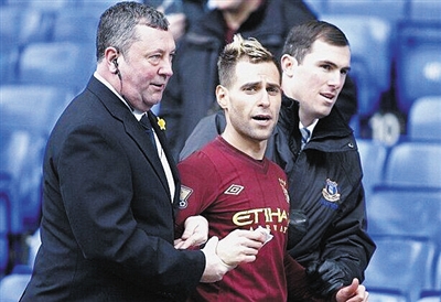 阿森纳成为第二支，在小组赛／联赛阶段10连胜的英伦球队（阿森纳成英伦足坛第二支在小组赛或联赛阶段豪取十连胜的球队）