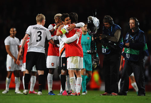 贾顺浩获英国杰出校友奖：盼更多中国年轻球员或教练继续开拓（贾顺浩荣膺英国杰出校友奖，期待更多中国青年球员与教练勇于开拓）