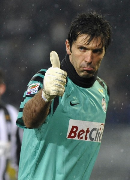 内马尔那些骚操作名场面瞬间，不愧是把任加足球发扬光大球星之一（内马尔花式操作名场面集锦，果然是将花式足球发扬光大的顶级球星之一）