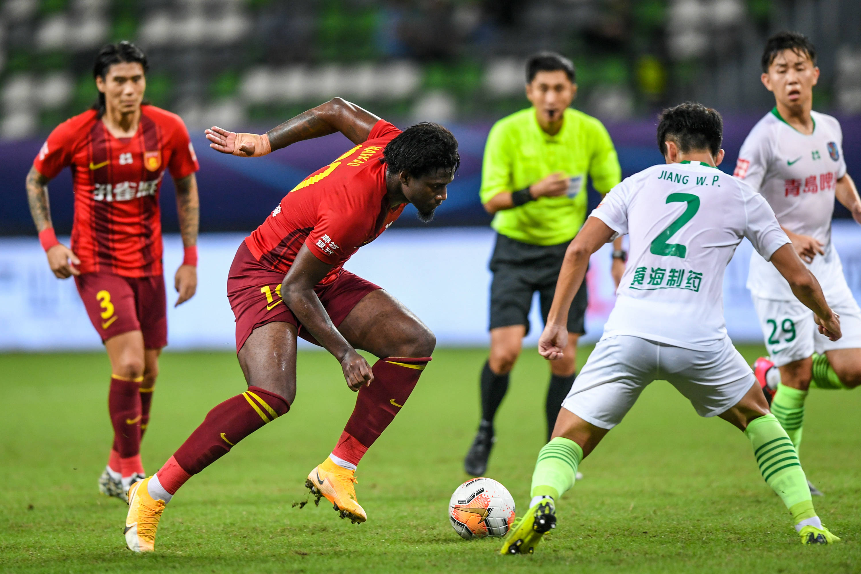 意媒：库普梅纳斯转型中卫表现亮眼，尤文中场补强成当务之急（意媒：库普梅纳斯改打中卫惊艳发挥，尤文中场补强迫在眉睫）