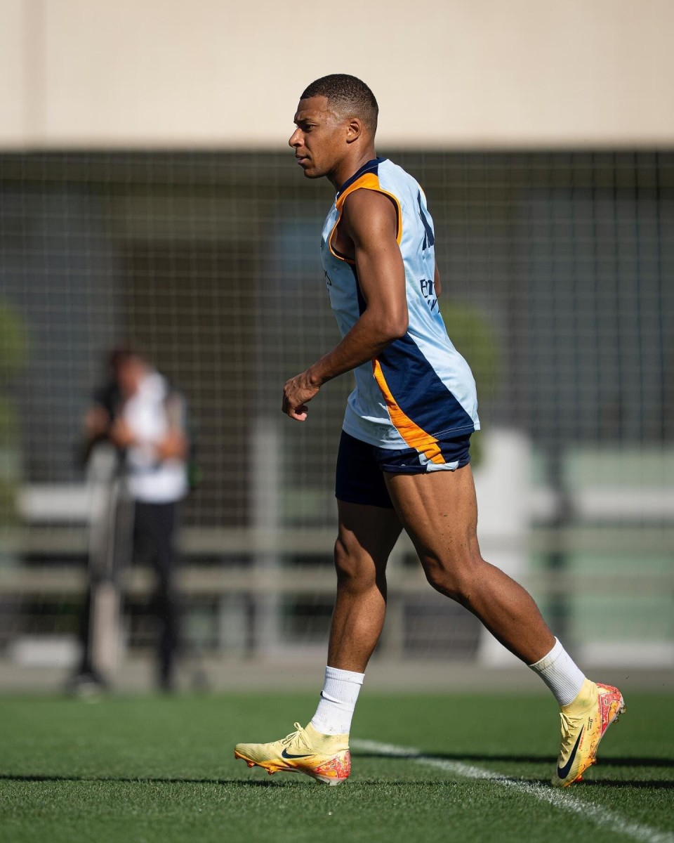 热议U22男足输越南：五后卫+偏哨都输了，非要国际日去忙全运（U22国足负越南掀热议：五后卫难救场，争议判罚难改局，国际比赛日仍忙全运）